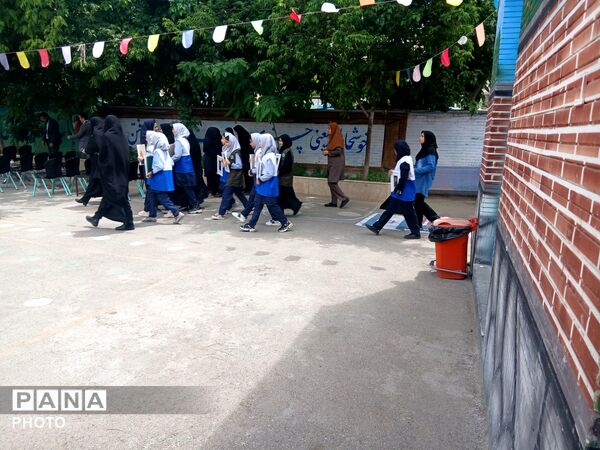 مراسم نهال امید یادواره شهید جاوید الاثر ماکان نصیری درمدرسه میثاق ناحیه ۳