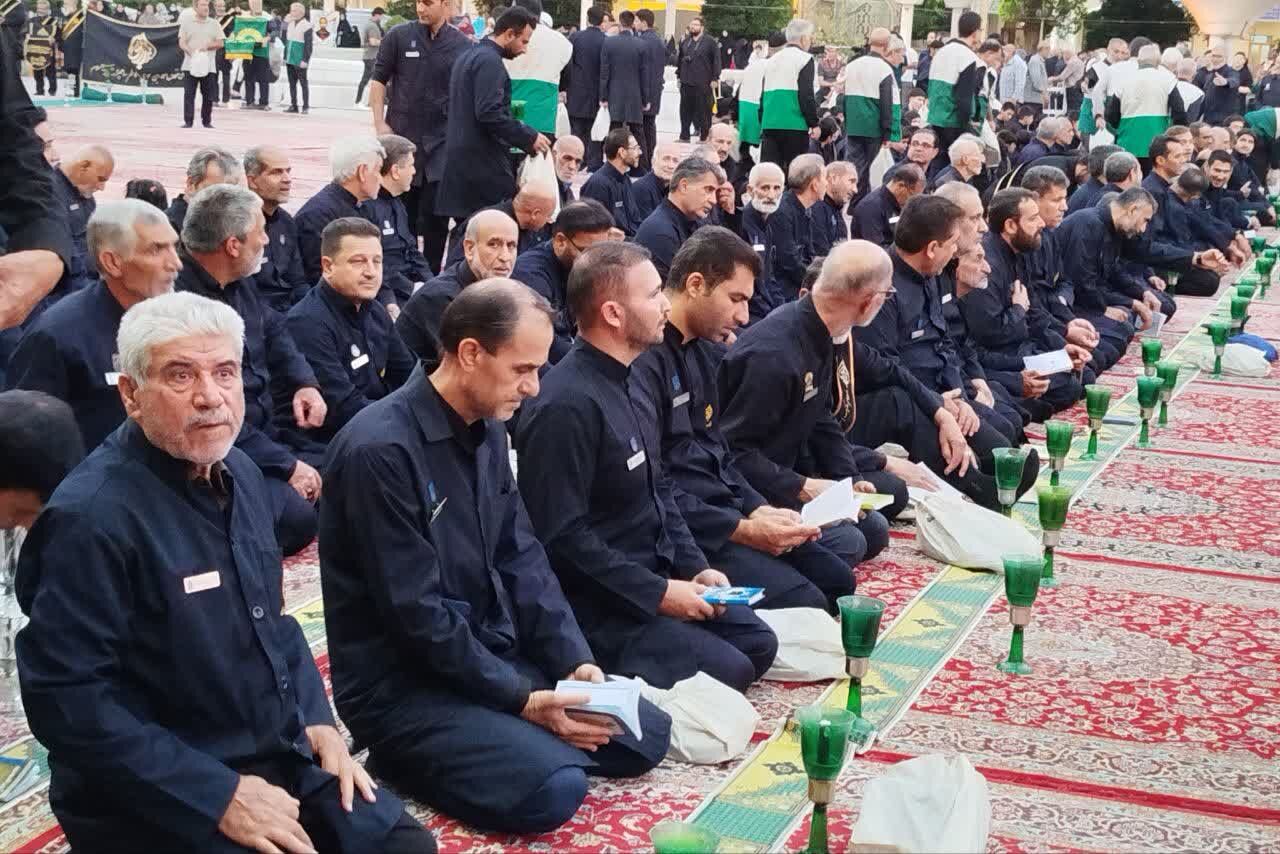 آیین لاله‌گردانی در شام غریبان امام رضا(ع)