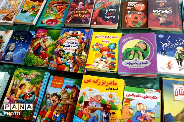  نمایشگاه کتاب شهدای میناب به مناسبت گرامیداشت هفته مقام معلم 