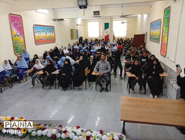  طنین فریاد استکبارستیزی دانش‌آموزان زاوه با اجرای سرود «باید برخاست»
