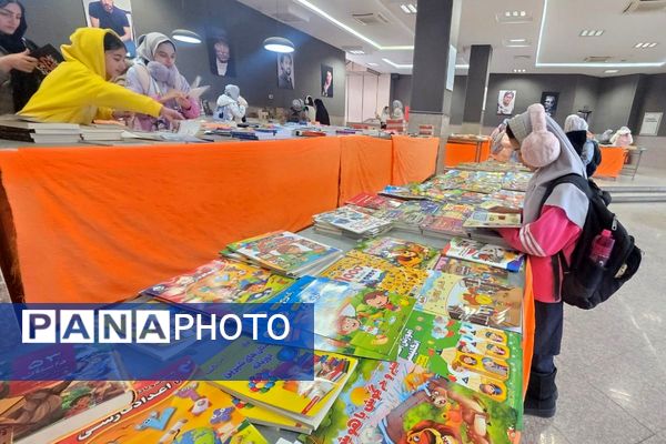 بازدید علمی دانش‌آموزان از نمایشگاه کتاب رباط‌کریم