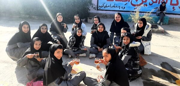 برپایی ایستگاه صلواتی در دبیرستان حاج مهدی روحانی شهرستان خلیل آباد 