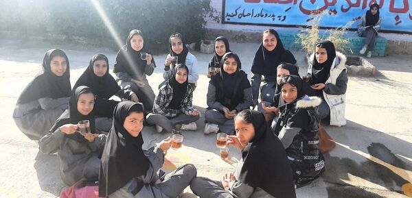 برپایی ایستگاه صلواتی در دبیرستان حاج مهدی روحانی شهرستان خلیل آباد 