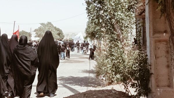بازماندگان اربعین شهر نسر با راهپیمایی باشکوه یاد شهدای کربلا را گرامی داشتند