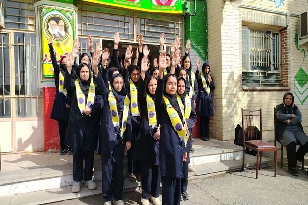 گلبانگ زنگ چهل و هفتمین پیروزی انقلاب اسلامی در مدرسه شهید مجید دهنوی 