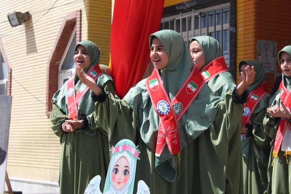 نواختن زنگ سپاس معلم در دبستان دخترانه شاهد نرگس