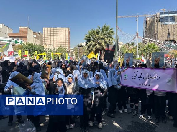 تجمع اعتراض‌آمیز دانش‌آموزان مدارس مختلف آموزش و پرورش منطقه ۴ تهران