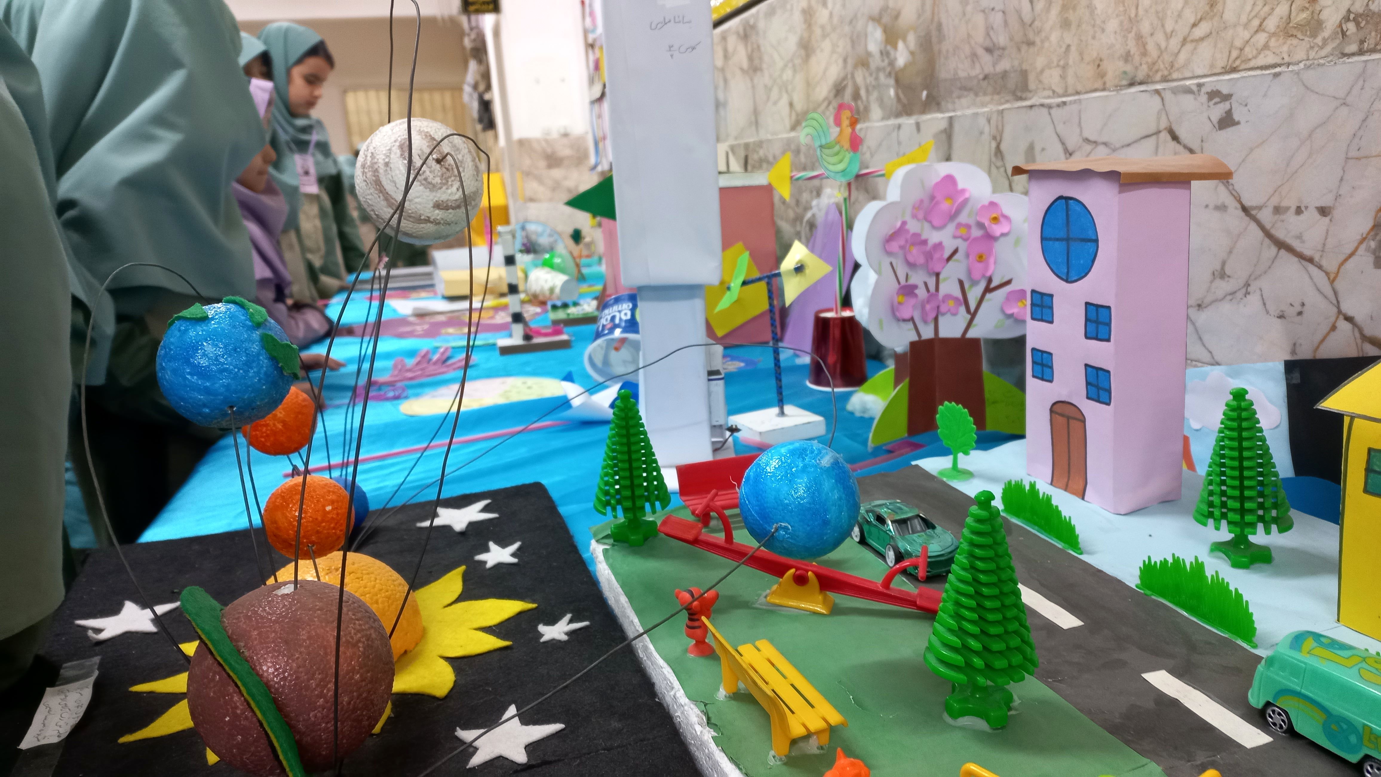 نمایشگاه هفته پژوهش در دبستان شاهد تحقیقی ناحیه ۶ مشهد مقدس