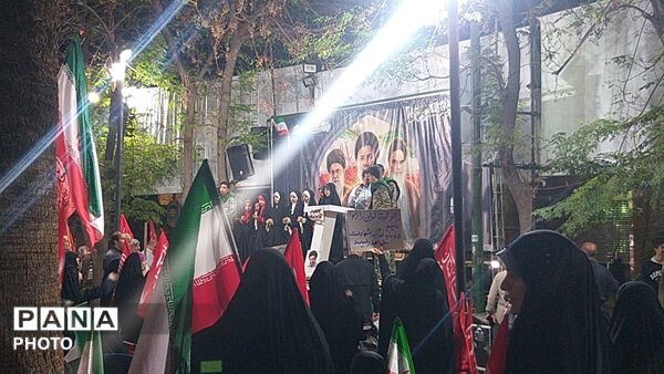 پرچم ایران در شب؛ روایت حضور مردم در میدان