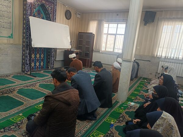اقامه نماز جماعت در دبیرستان شاهد فاطمیه مشهد