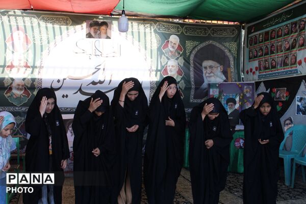 فاروج در روز تشییع پیکر رهبر شهید همچنان در حال خدمت رسانی به زائران