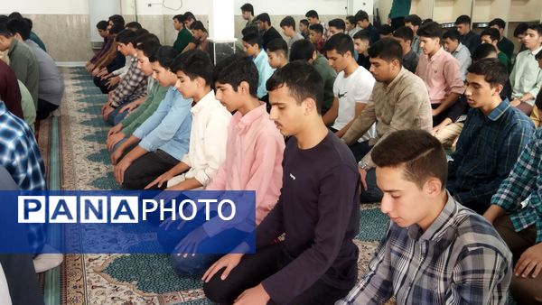 اولین نماز جماعت دبیرستان شاهد ابوذر غفاری در سال تحصیلی جدید 