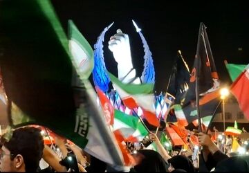 تجمعات پرشور مردمی در میدان انقلاب تهران 