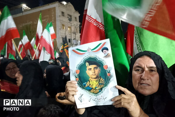 ورود پیکر شهید ۱۹ ساله یاسین رستمی در سی و سومین تجمعات مردمی - لردگان