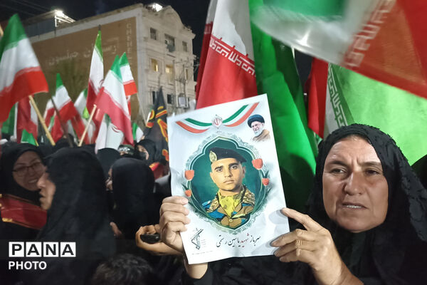 ورود پیکر شهید ۱۹ ساله یاسین رستمی در سی و سومین تجمعات مردمی - لردگان