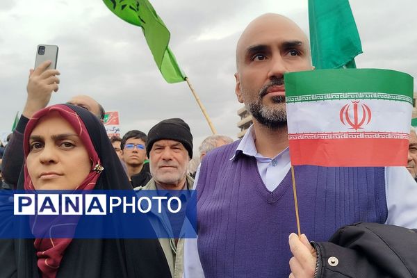 حضور اقشار مختلف مردم شهرری در راهپیمایی ۲۲ بهمن