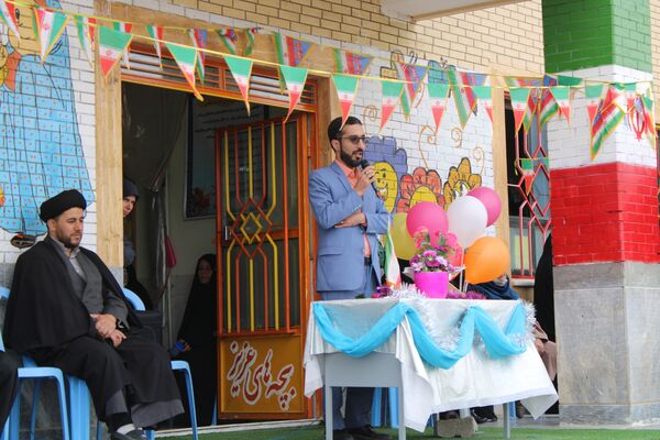 فرود هزار درنای کاغذی بر بام مدارس