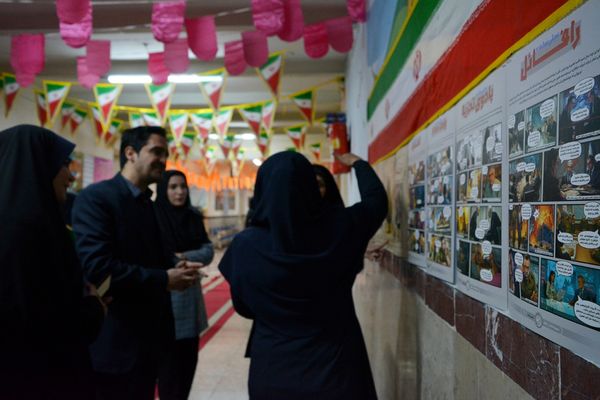 فانوس به دبیرستان حکمت آمد