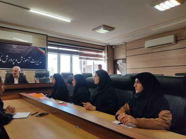 اهدای حکم دانش‌آموزان شورای دانش‌آموزی ناحیه 2
