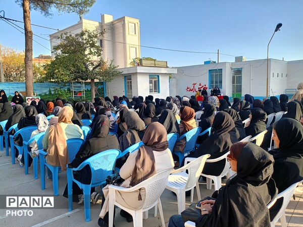 جلسه انجمن اولیا در دبیرستان دخترانه فرهیختگان