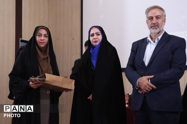 تجلیل از برگزیدگان آموزش ابتدایی در بهارستان یک