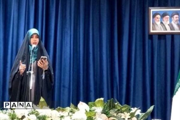 حضور دانش آموزان نخبه نهج البلاغه و حافط قرآن کریم چهارانگه در مصلا نماز جمعه 