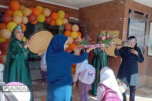 جشن شکوفه ها در مدرسه ی شهید اسماعیل اسدی