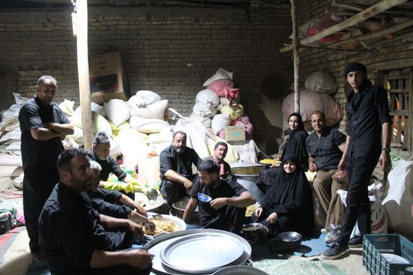 آماده‌سازی هلیم عاشورا در روستای اسحاق آباد نیشابور 