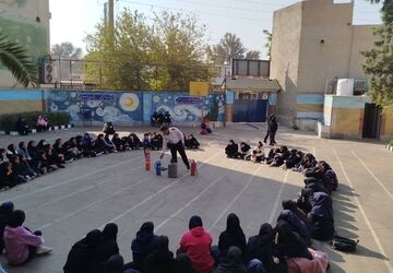 دانش‌آموزان هنرستان کارآفرین مهارت‌های آتش‌نشانی را تجربه کردند