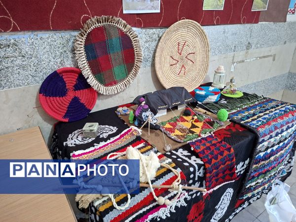 نمایش هنرهای دستی دانش‌آموزان معمولان