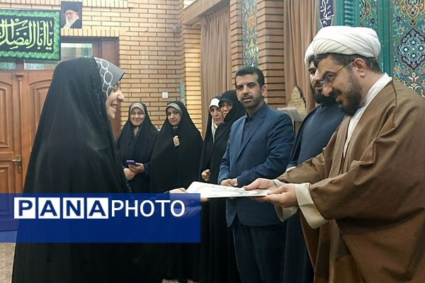 اهدای جوایز به دختران رتبه آور در رشته های قرآن و عترت و نماز شهرستان دماوند