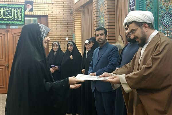 اهدای جوایز به دختران رتبه آور در رشته های قرآن و عترت و نماز شهرستان دماوند