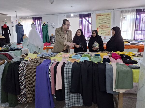 نمایشگاه دستاوردهای خلاقانه در هنرستان دخترانه دکتر مولوی