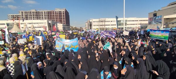 راهپیمایی سیزدهم آبان ماه با حضور دختران دبیرستان شاهد وارثان نور 
