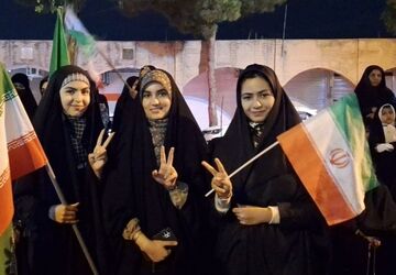 حضور پرشور دانش آموزان دبیرستان فردوس در تجمعات شبانه یزدانشهر 
