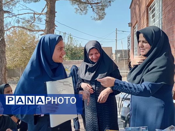 تقدیر از دانش آموزان منتخب هفته بهداشت روان در دبیرستان مادرمهربان خلیل آباد