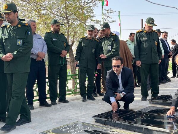  غبار روبی مسئولین از مزار شهدای روستای دهنو خلیل آباد 