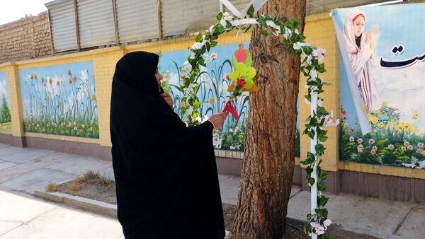 آیین نواختن زنگ نماز در مدرسه فرهنگ شهرستان خلیل آباد 