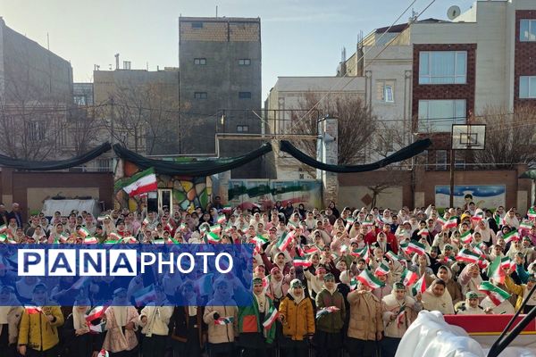 آیین نواخته شدن زنگ انقلاب اسلامی در مدرسه آیت‌الله خامنه‌ای قرچک