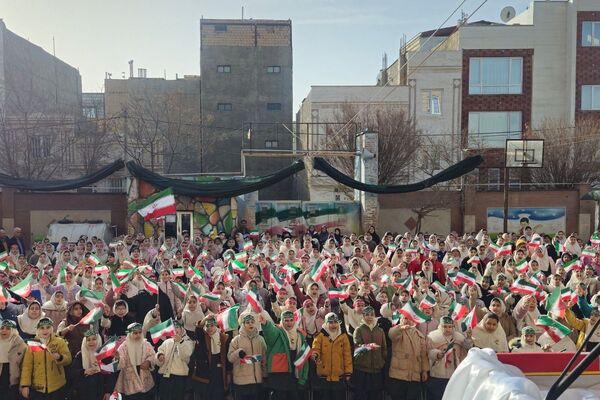 آیین نواخته شدن زنگ انقلاب اسلامی در مدرسه آیت‌الله خامنه‌ای قرچک