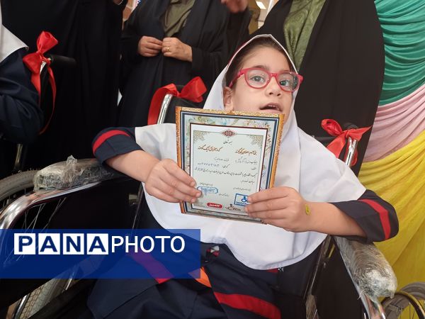 تهیه ویلچر برای دانش‌آموزان کم توان