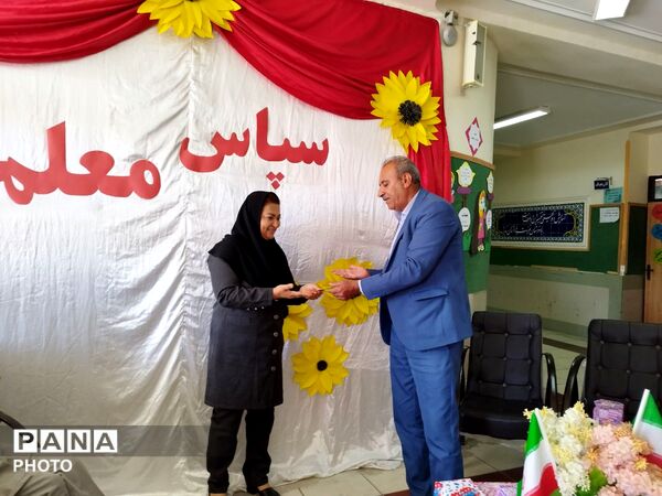 تجلیل از معلمان و اعضای انجمن اولیا و مربیان در مدرسه حضرت رقیه(س)