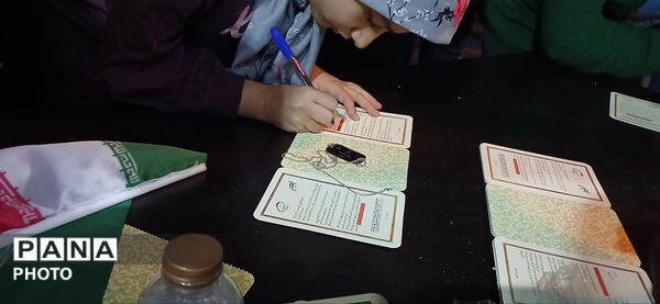 تجمع شهروندان در چهلم کودکان میناب کنار دیوارنگاره میدان انقلاب