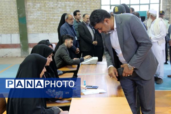 حضور مردم فهرج پای صندوق‌های رای در گرمای شدید هوا