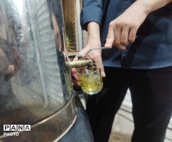 چایخانه حوزه علمیه گلشن برپا شد؛ جرعه‌ای علم و اخلاص به نیت شهدا
