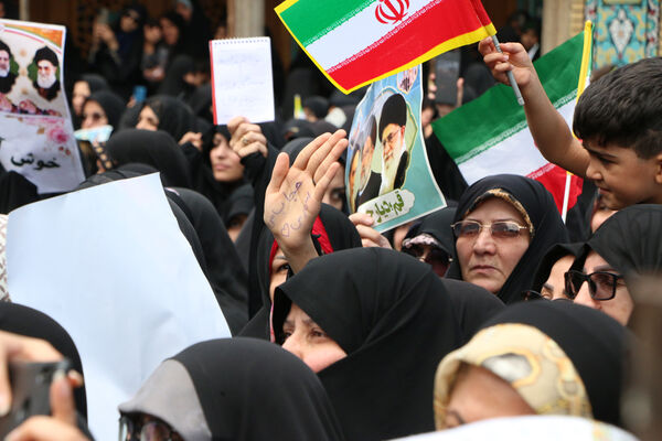 حضور پرشور نوجوانان قمی در آیین استقبال از رئیس جمهوری 