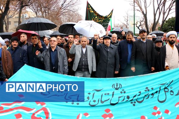 خلاقیت و نشاط دانش‌آموزی در غرفه‌های آموزش و پرورش در مسیر راهپیمایی ۲۲ بهمن