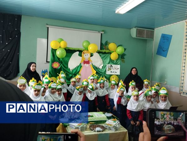 شیرین‌تر شدن کتاب قرآن کلاس اولی‌ها با برگزاری جشن باشکوه قرآن در دبستان تکتم