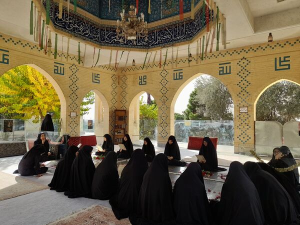 ادای احترام به شهدا توسط دانش‌آموزان دبیرستان فرهنگ ۱۳