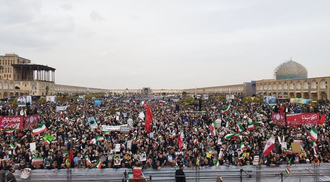 میدان امام اصفهان غرق در شکوه ملت
